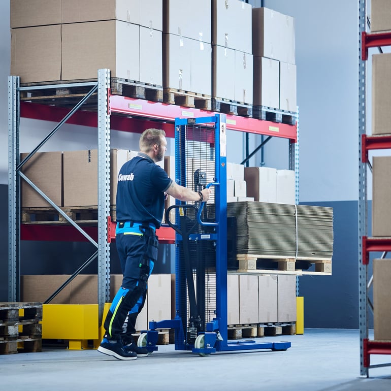 En mann som kjører gaffeltruck