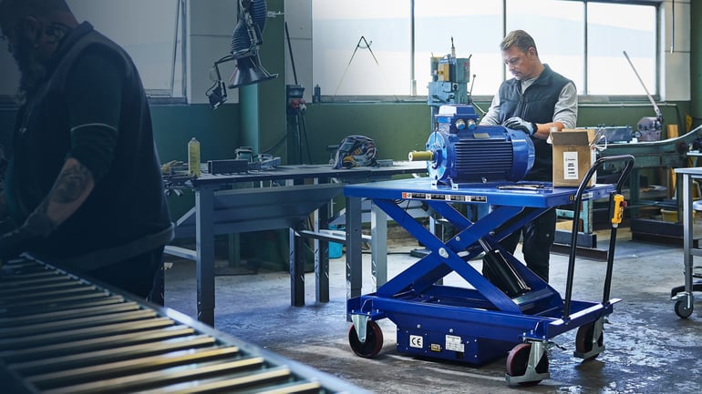 Mann med ergonomisk utstyr fra Cowab