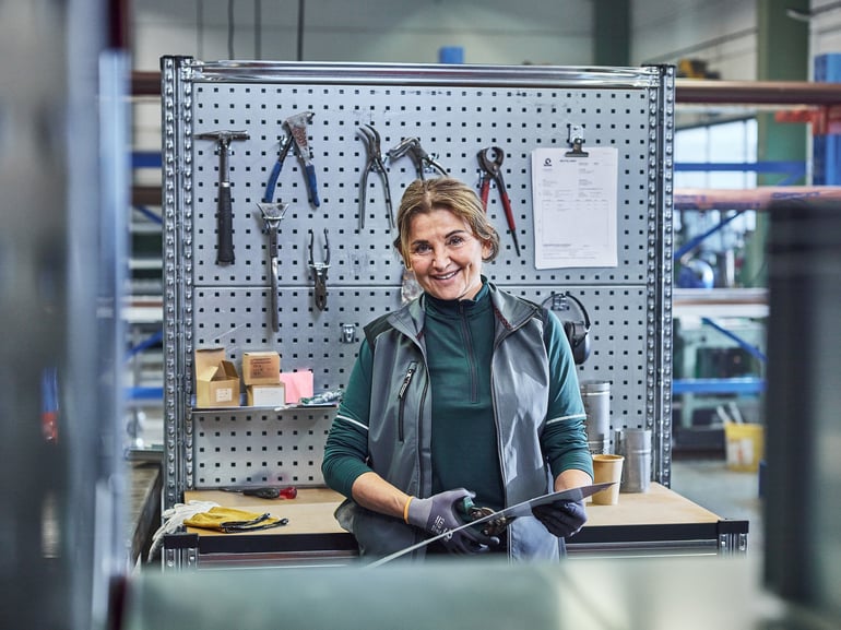 Kvinne på verksted med verktøy og innredning fra Cowab. Foto
