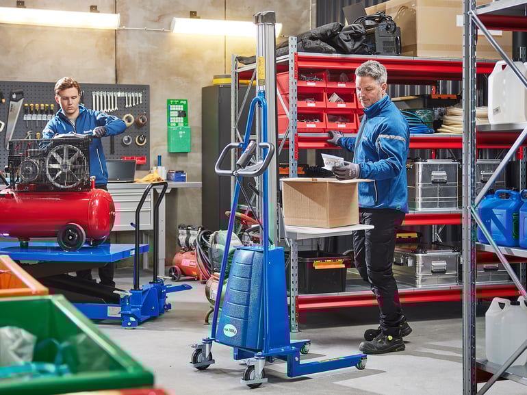 Cowabs lyftutrustning i lagerlokalen.