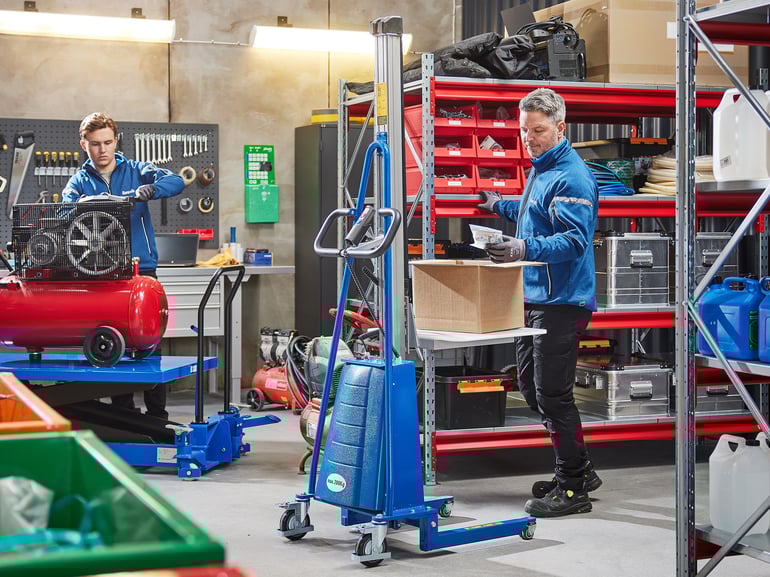 Cowabs lyftutrustning i lagerlokalen.