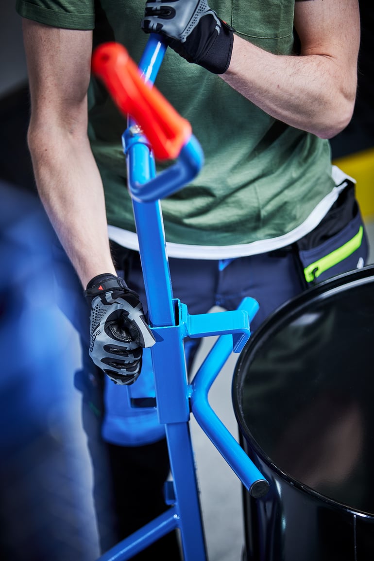 Mannen justerar fatvärmaren från Cowab