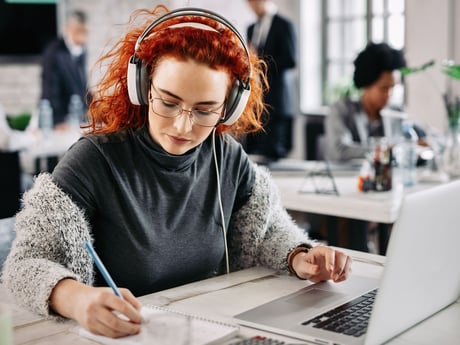 5 grunner til hvorfor du bør lytte til musikk på jobb
