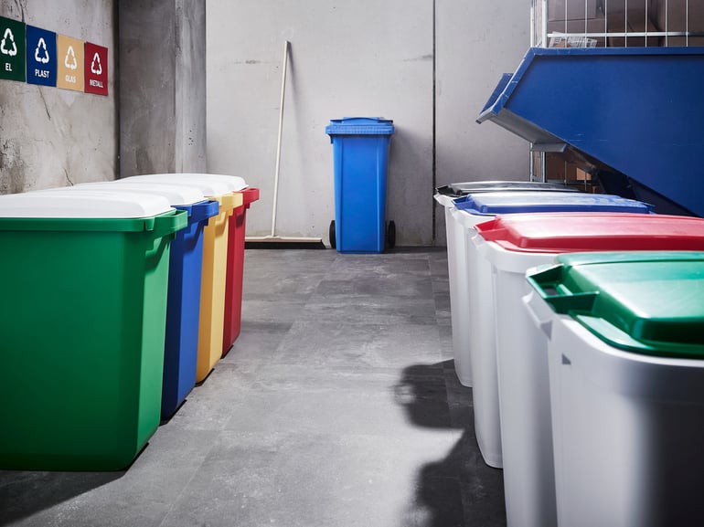 Søppelkasser i forskjellige farger